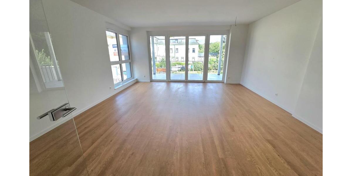 Wohnzimmer mit offenem Küchenbereich