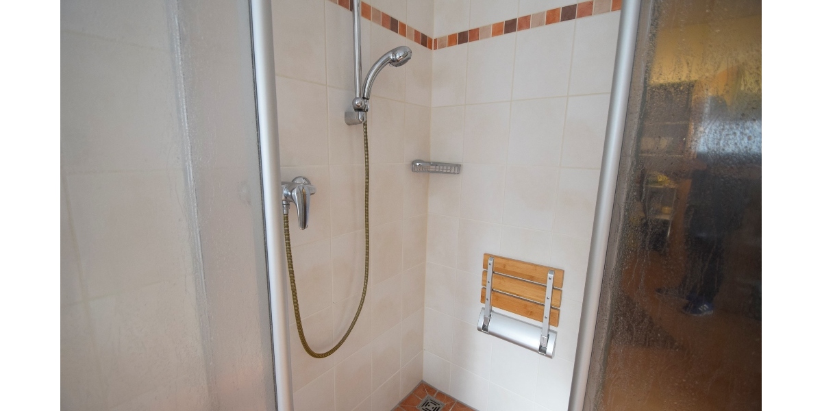 Praktischer Sitz in der Dusche