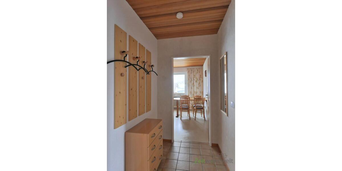 Wohnungsflur mit Garderobe