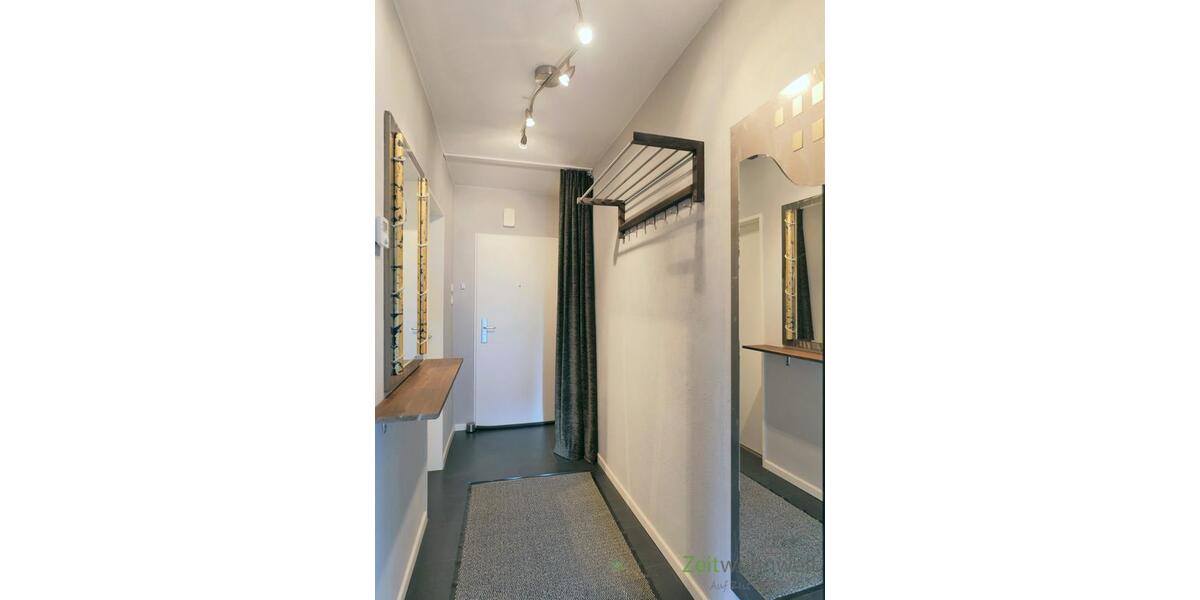 Wohnungsflur mit Garderobe