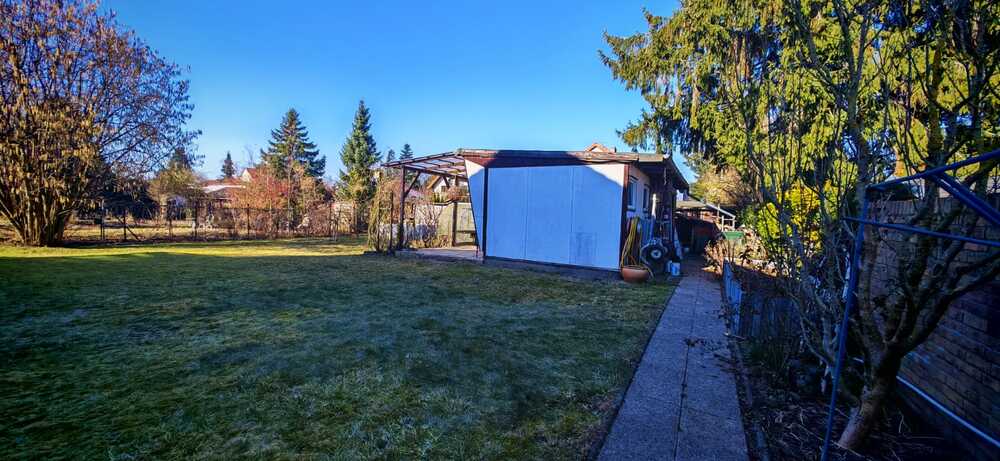 Garten mit Bungalow