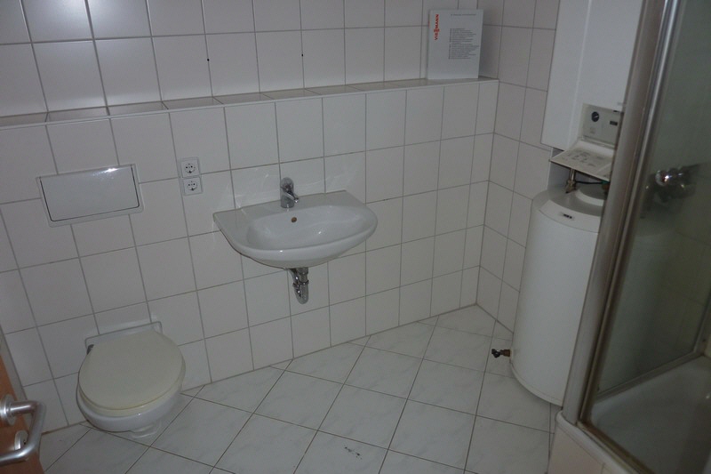 Bad mit Dusche und heizung