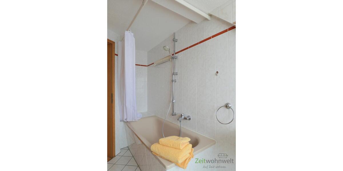 Wanne mit Duschvorhang