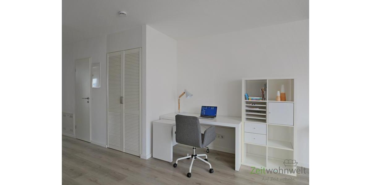 Schreibtisch und Wandschrank