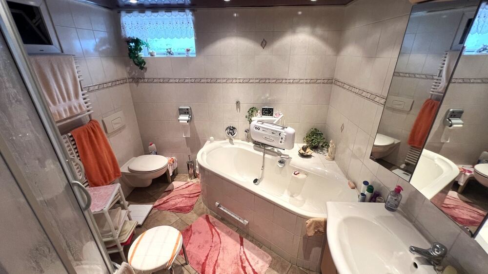 Bad mit WC, Wanne und Dusche im Keller