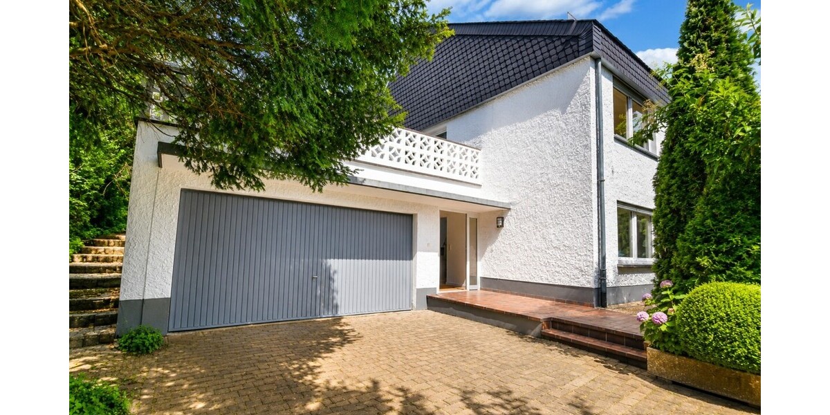 Garage und Einfahrt