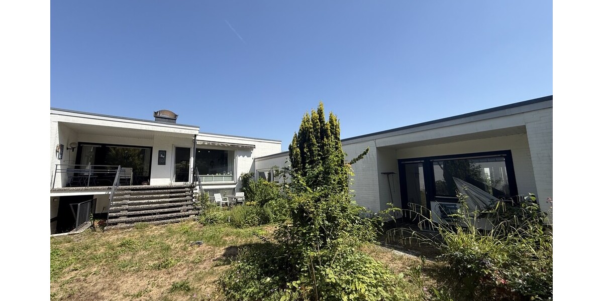 Blick aus dem Garten auf die Terrasse