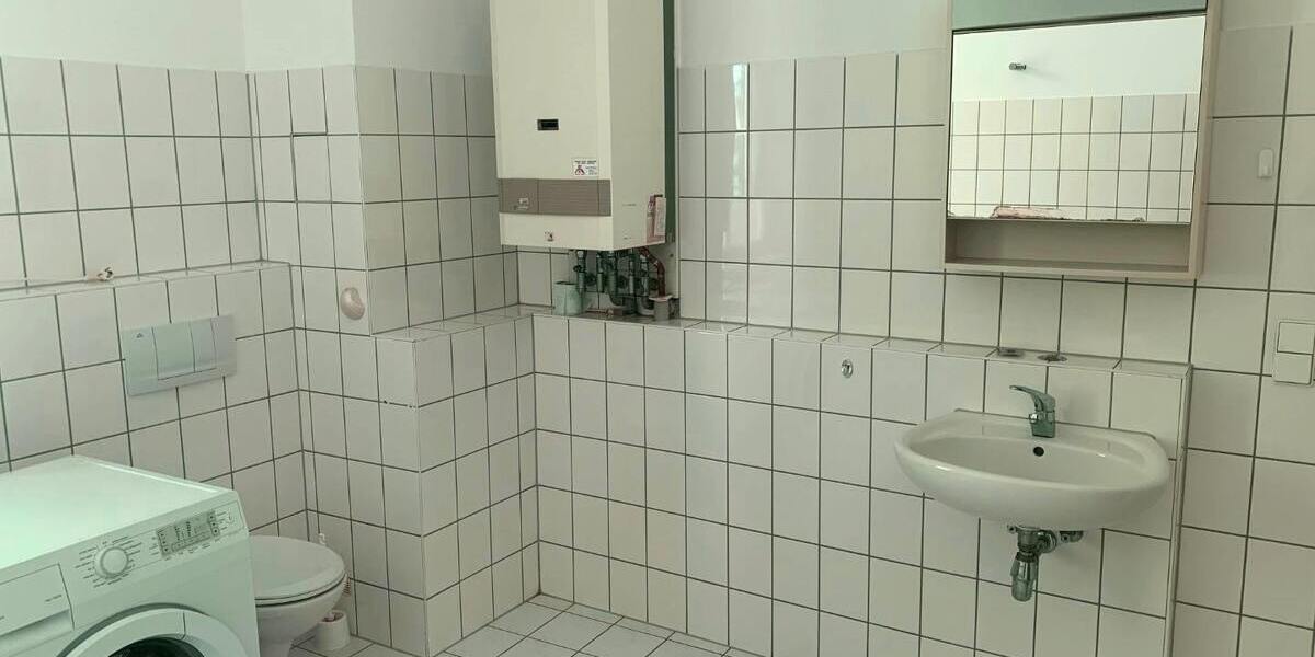 Bad mit Wanne, WC und Waschbecken 2.OG