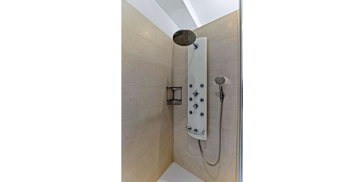 4 8OG_Bad_Dusche_Haupthaus