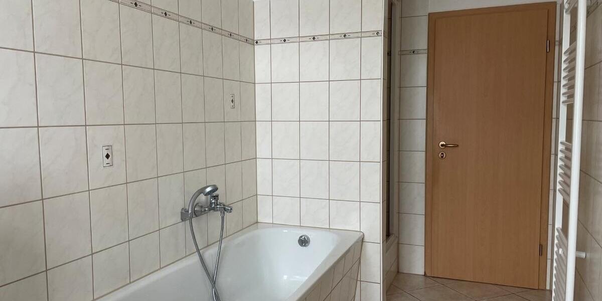 Wanne und Handtuchheizkörper