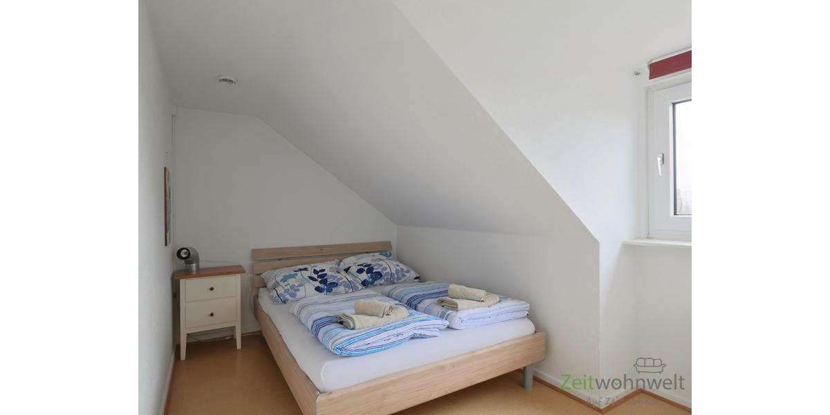 breites Bett unter der Schräge