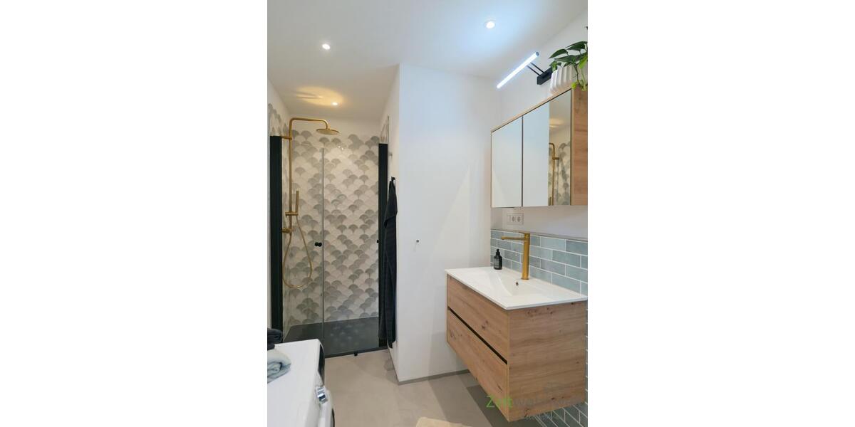 Waschtisch und Designerdusche