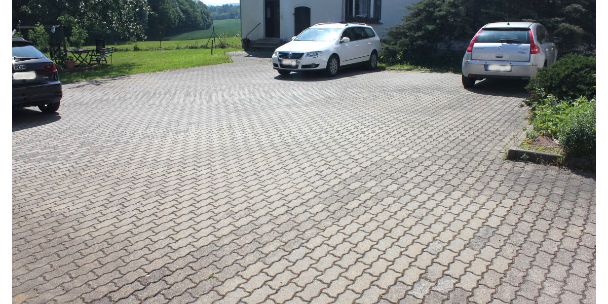 Gepflasterter Innenhof mit 8 PKW Stellplätzen für Mieter