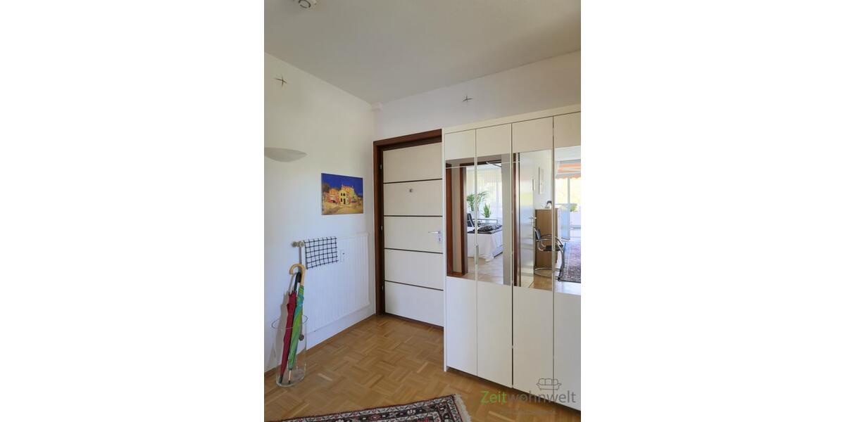 Wohnungsflur mit Garderobe