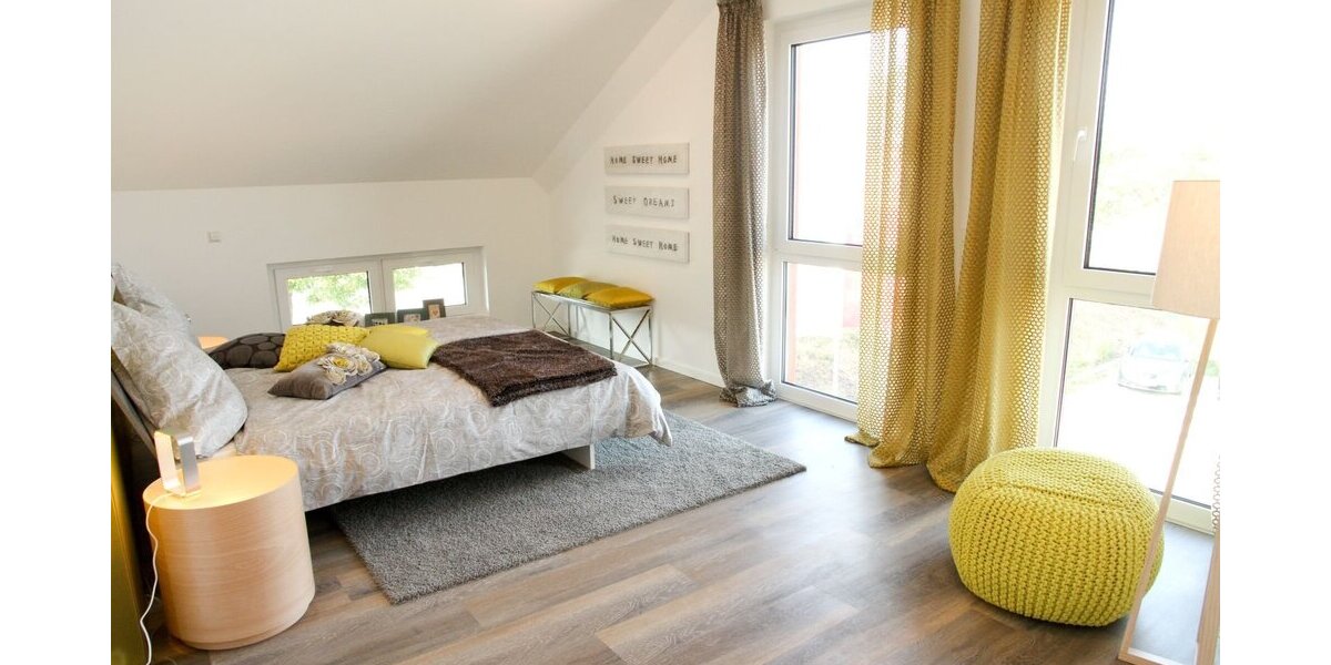 Helles Schlafzimmer mit Dachfenster