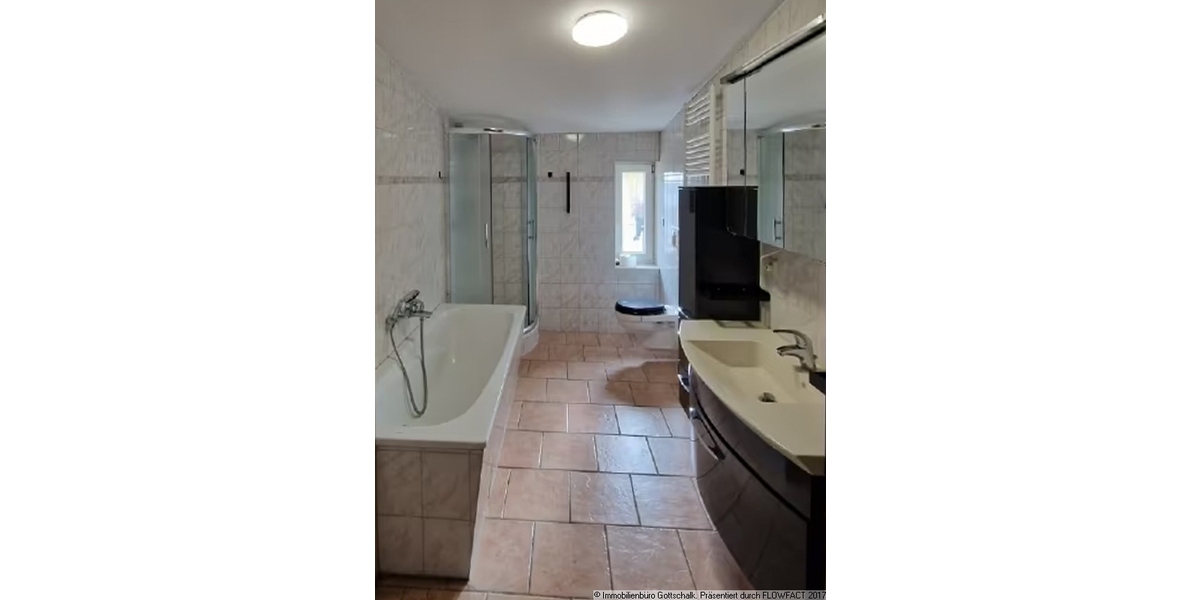 Wannenbad mit Dusche und Fenster