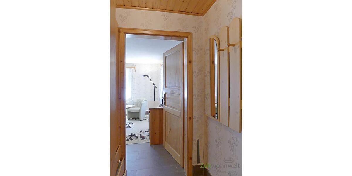 Wohnungsflur mit Garderobe uns Schrank