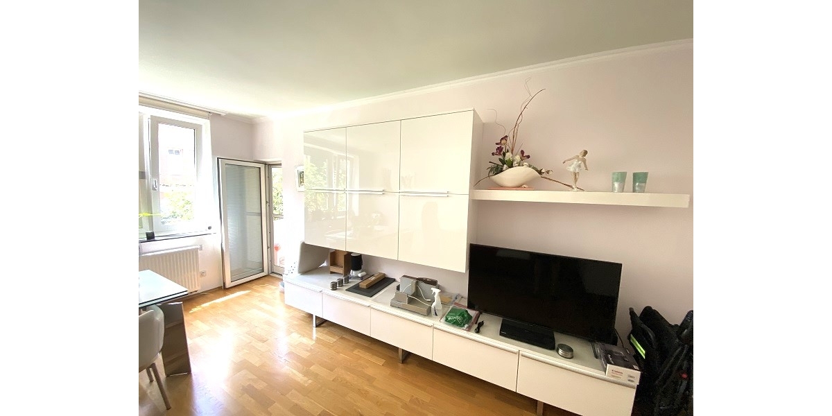 Wohnzimmer mit Balkontür