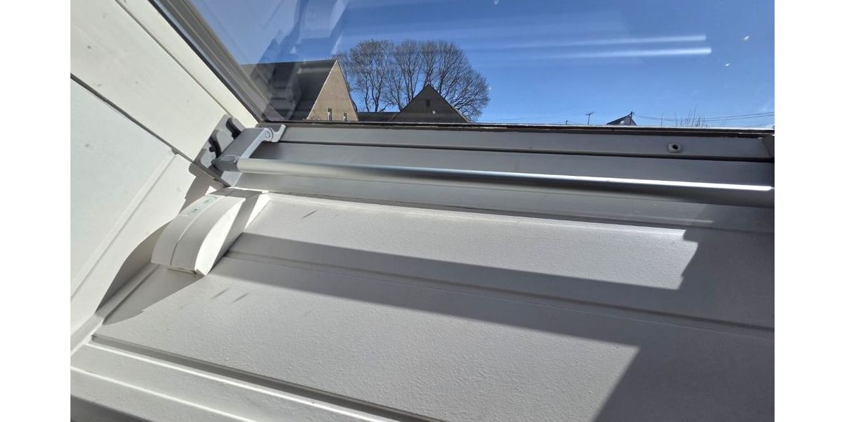 Kunststoff-Dachschiebefenster mit elektr. Rollladen