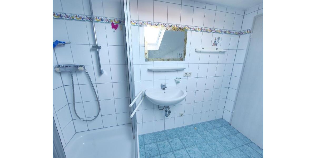 Bad mit Fenster, WaMa - Anschluss und Dusche Bild 2