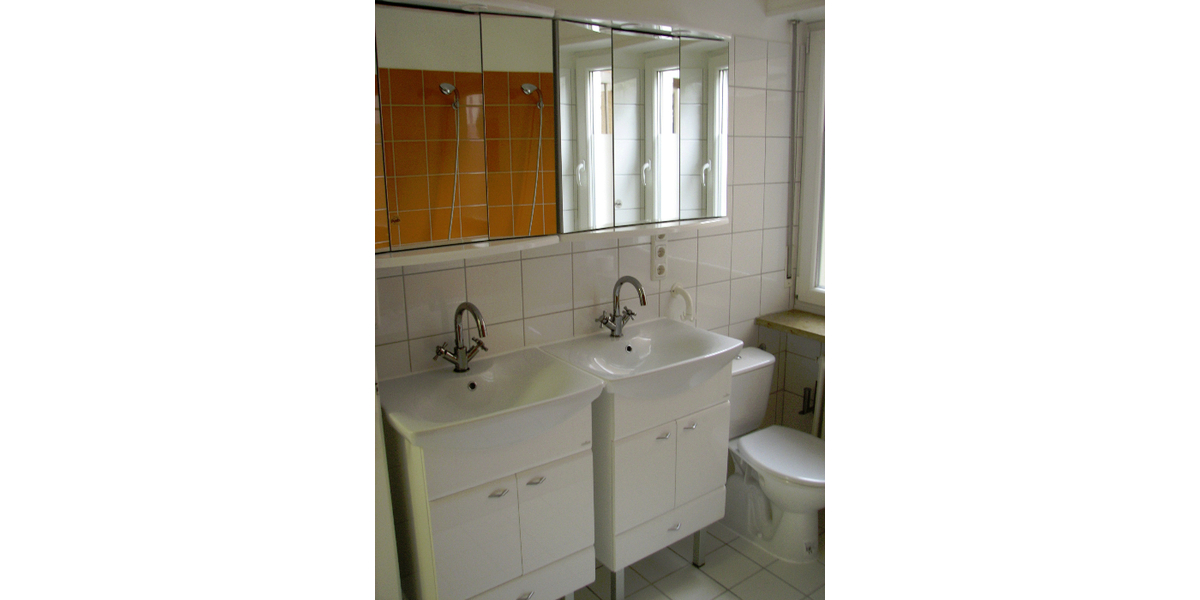 Badezimmer mit Doppelwaschbecken, Dusche, Wanne, WC 1