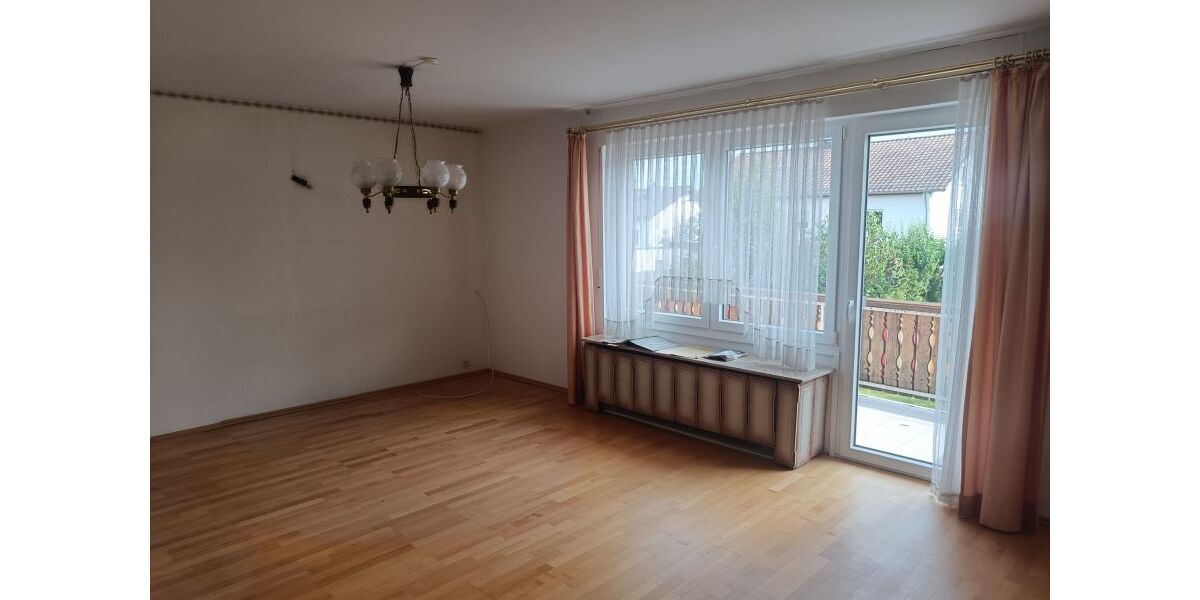 Wohnzimmer mit Zugang zum Balkon
