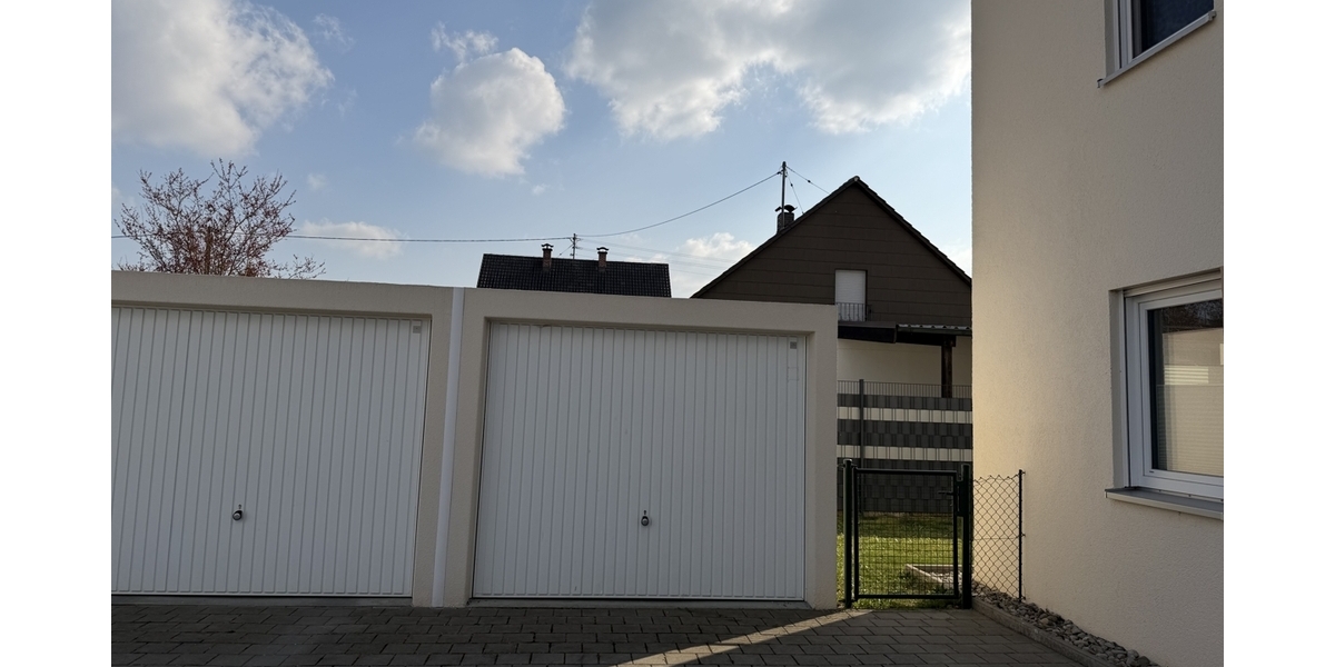 Garage mit Durchgang zum eigenen Garten