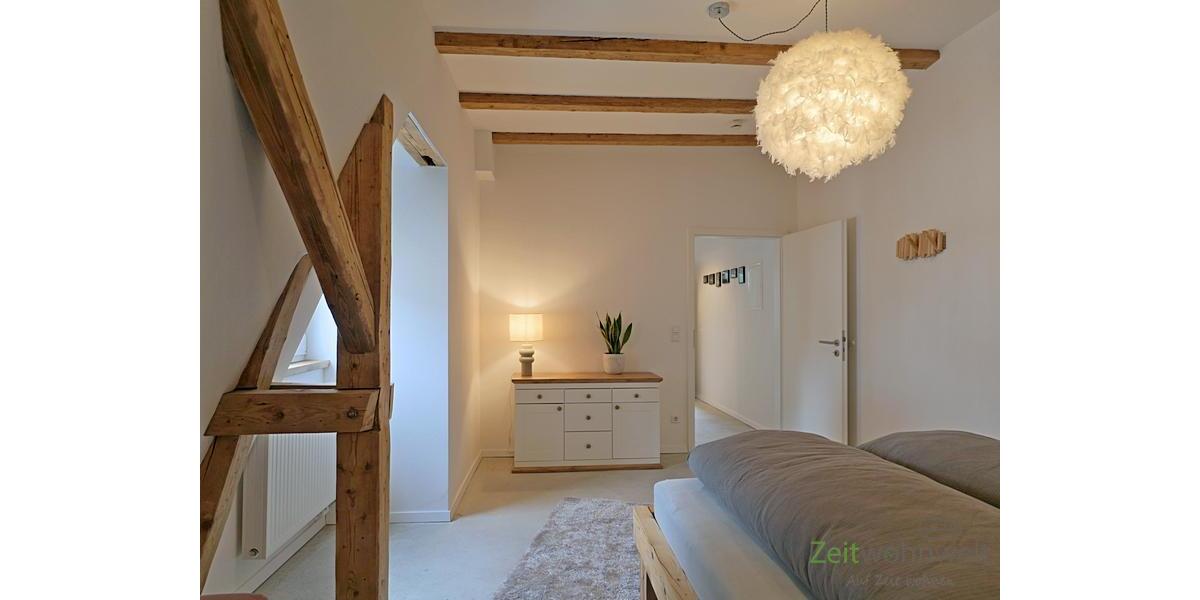 Sideboard und Holzbalken