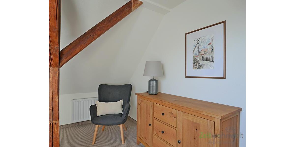 Sessel und Sideboard