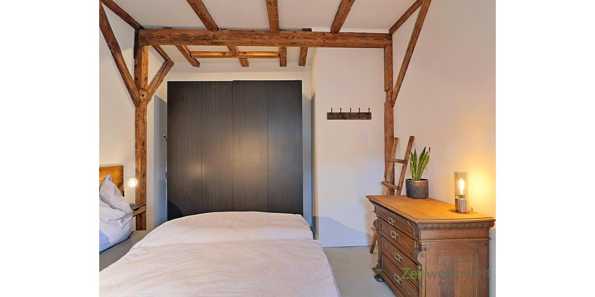 Kleiderschrank und Sideboard