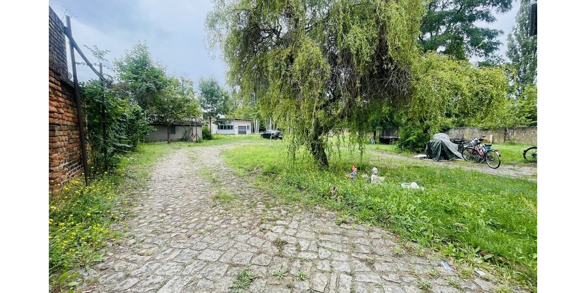 Blick von der Einfahrt kommend, in Richtung Baugrundstück