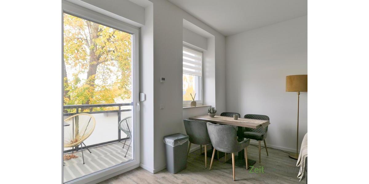 Esstisch vor dem Balkon