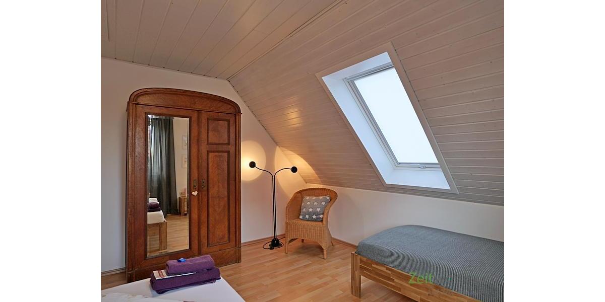 Kleiderschrank und Gästebett
