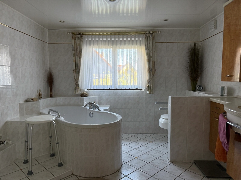 Badezimmer mit Wanne und Dusche