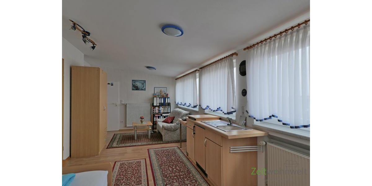 Blick zu Kleiderschrank und Sofa