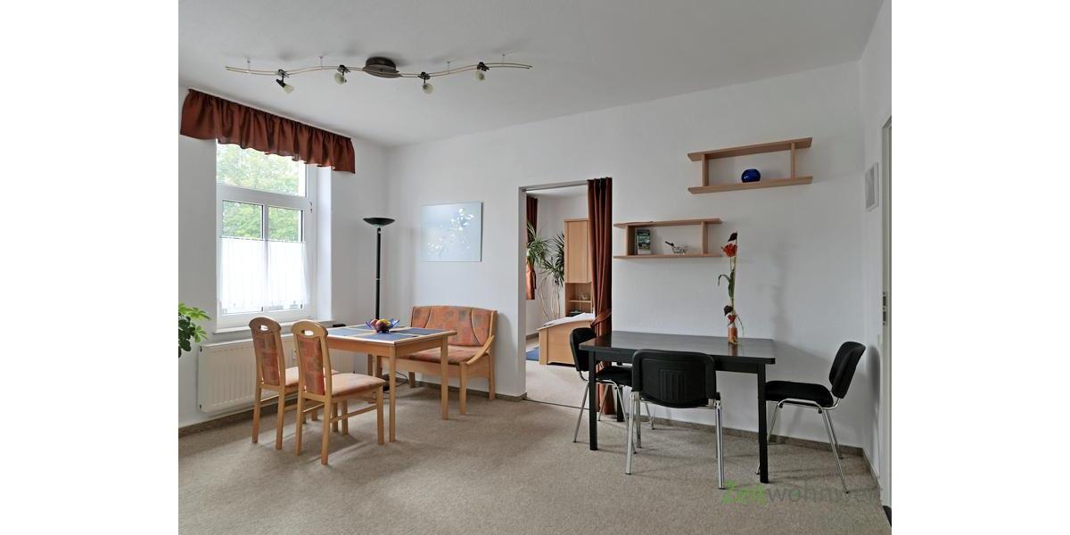Blick zu Esstisch und Schlafzimmer