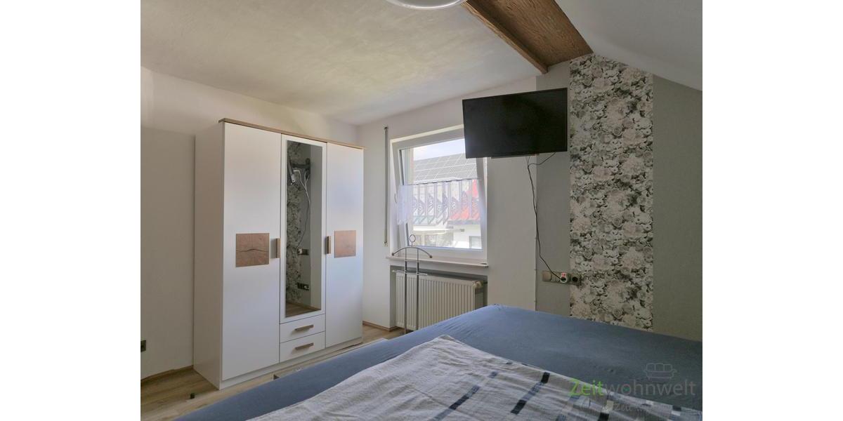 Kleiderschrank und Wand-TV