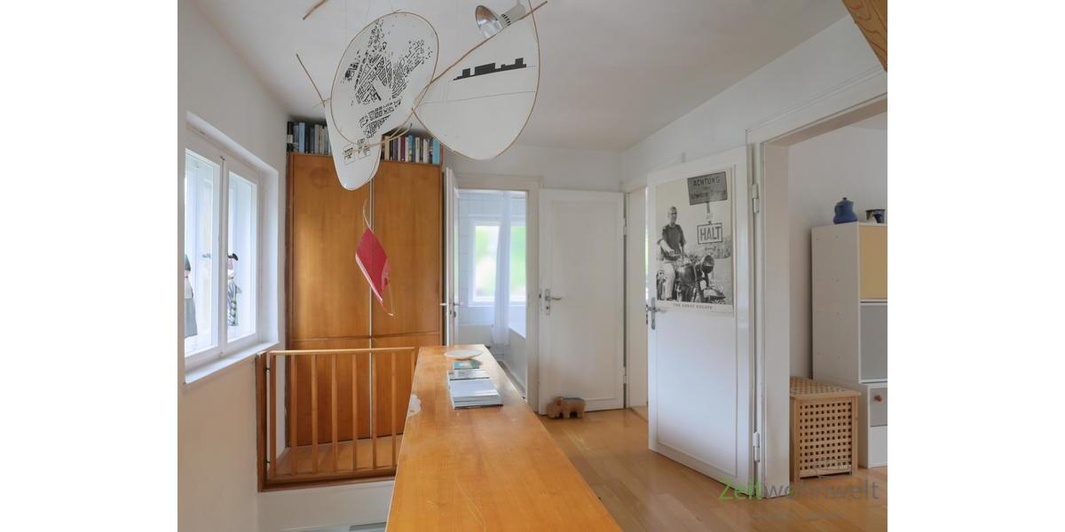 oberer Flur mit Kleiderschrank