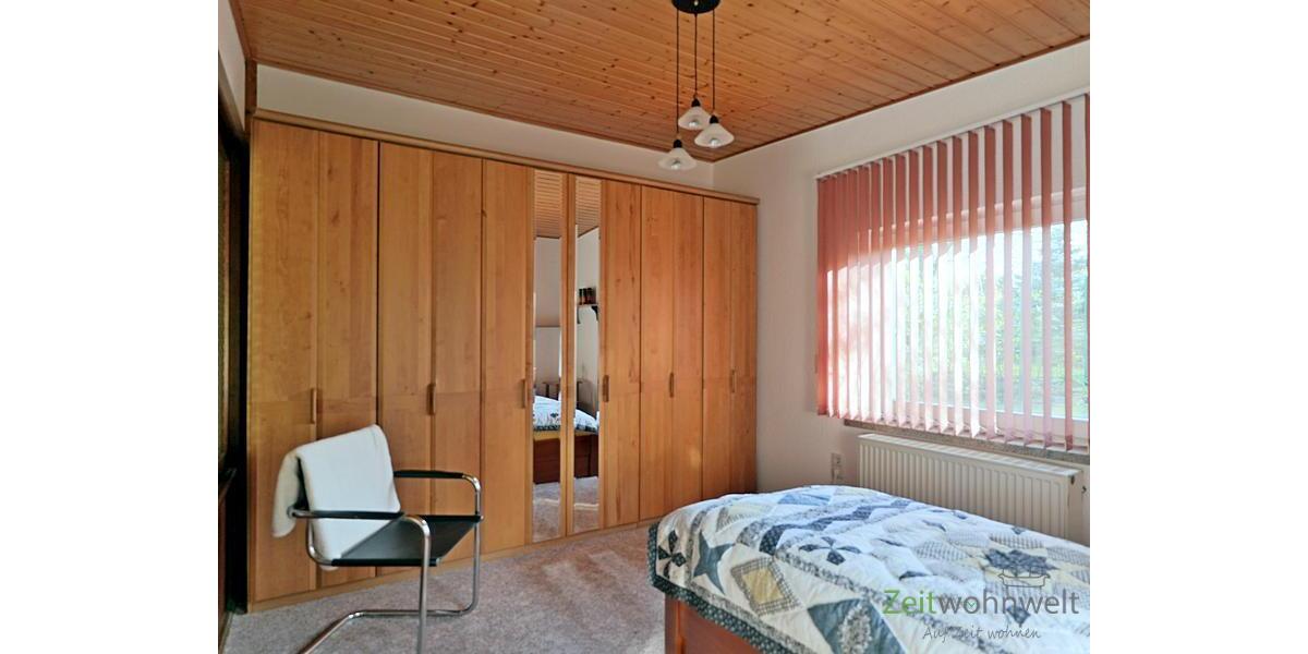 großer Kleiderschrank