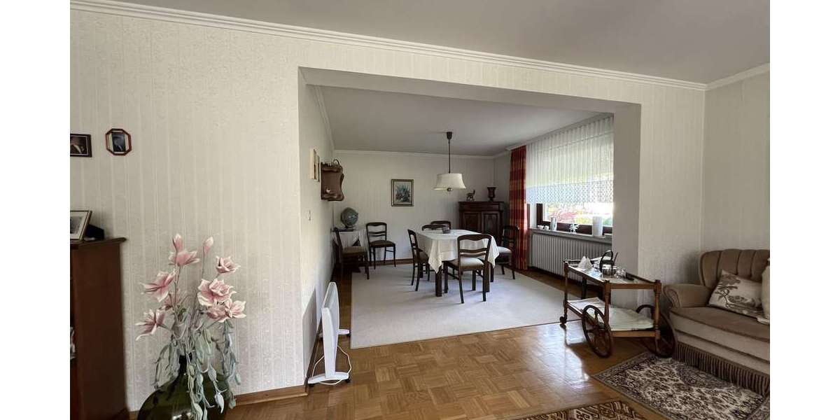 Blick ins offene Esszimmer