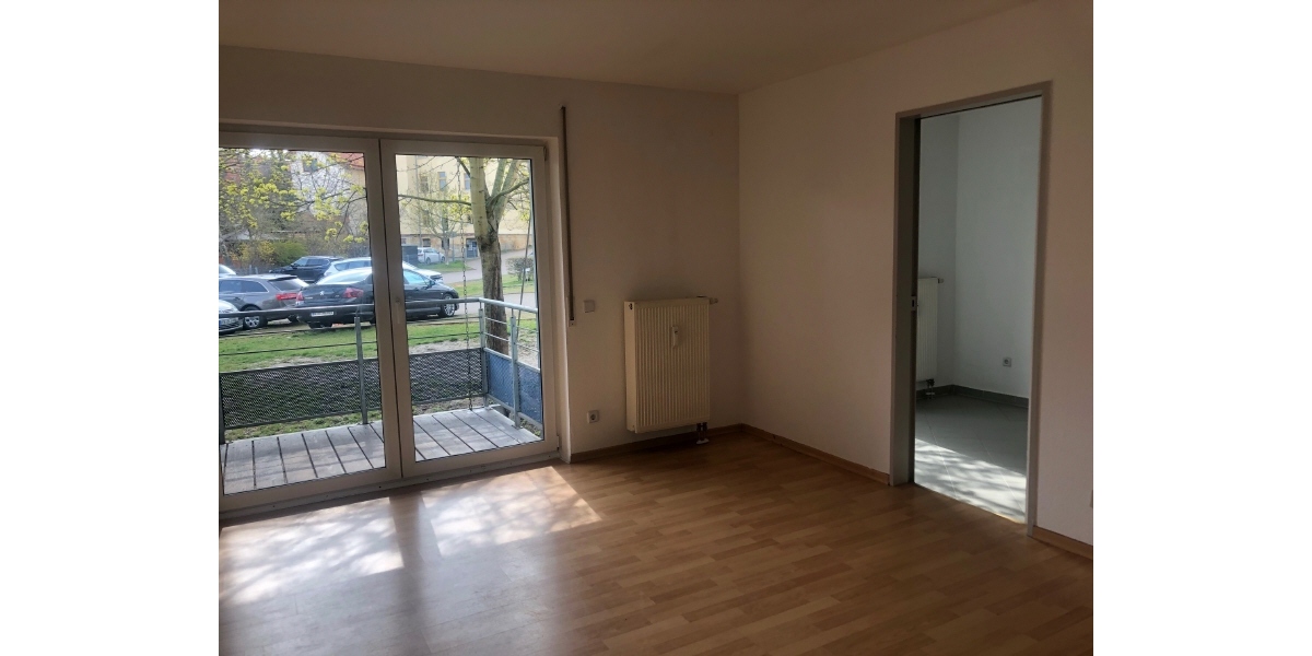 Wohnzimmer mit Balkon