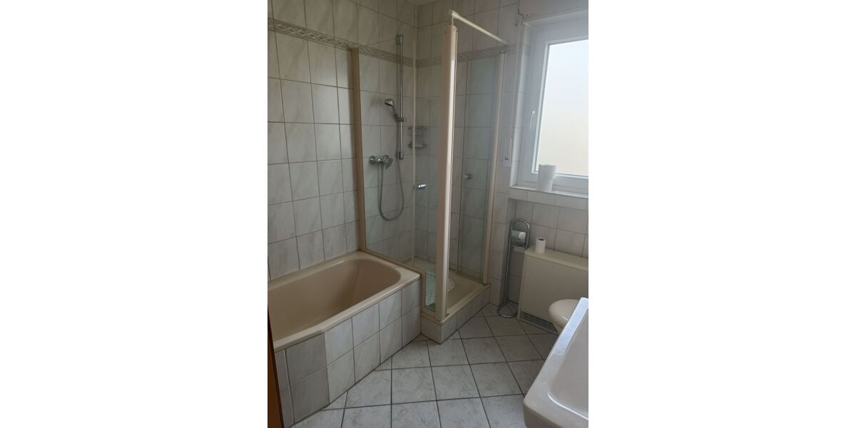 Bad mit Dusche und Badewanne