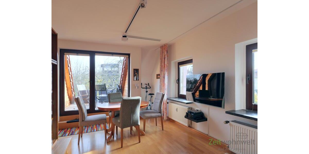 Blick zu Balkon und TV