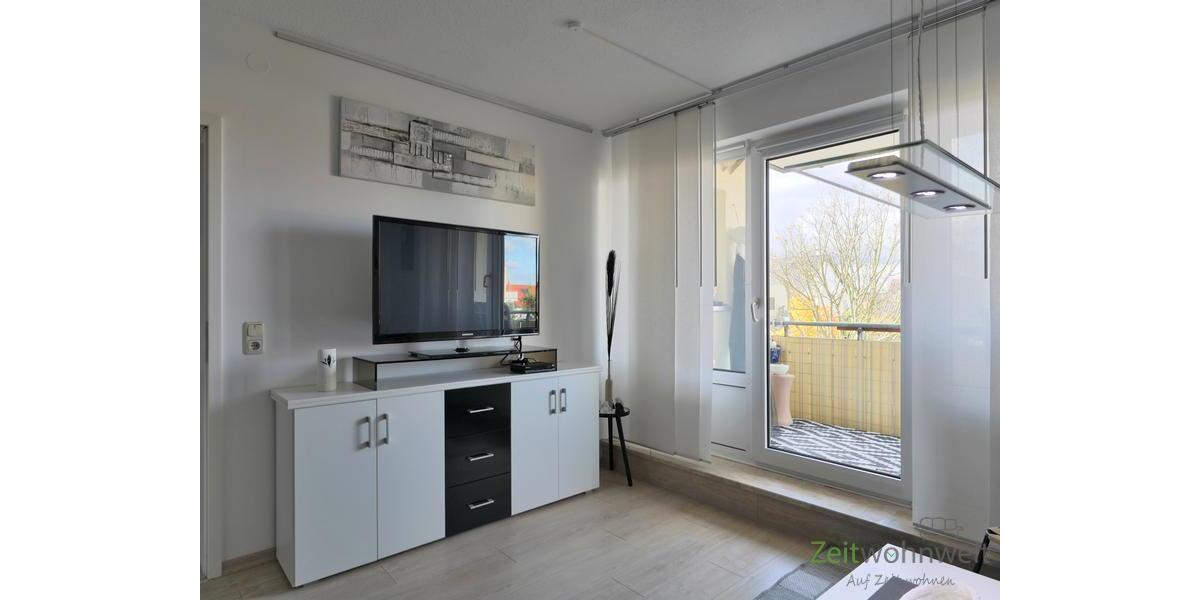 Blick zu TV und Balkon