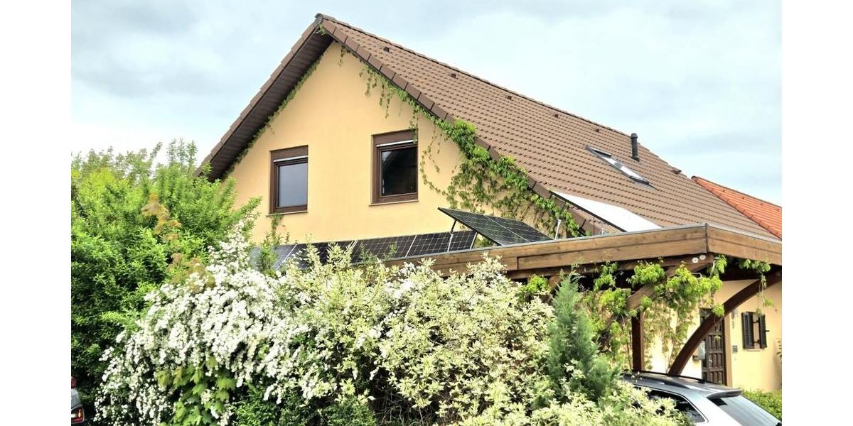 Giebelansicht mit Blick auf Solaranlage
