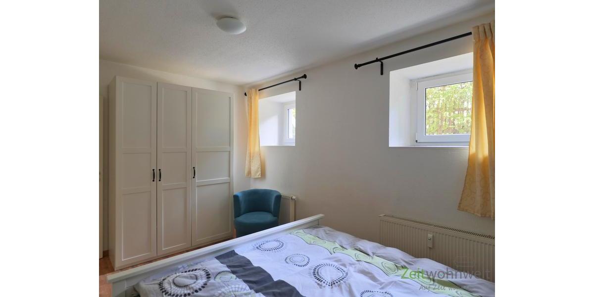 Kleiderschrank und Fenster