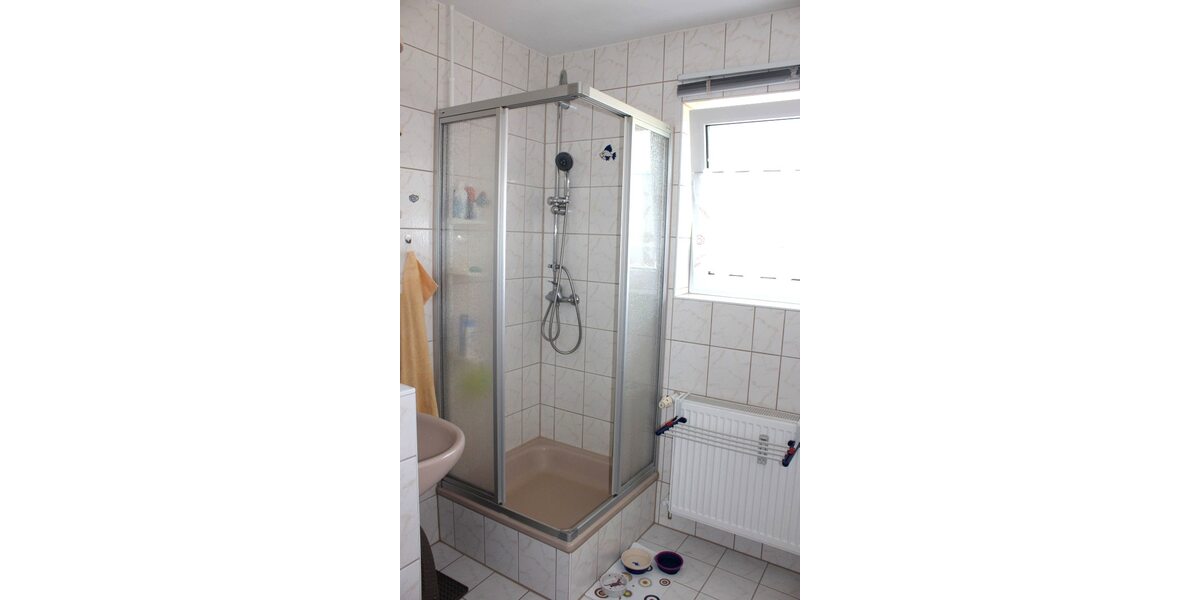 Bad mit Dusche, Waschbecken und Fenster im Haus 1 - 1.OG