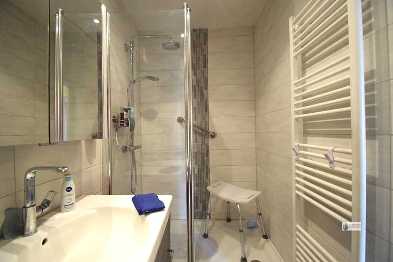 Handtuchheizkörper mit Regenschwalldusche