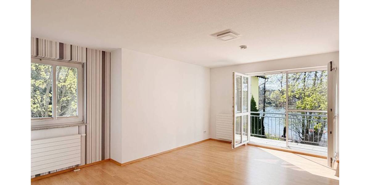 Wohnzimmer mit Balkon