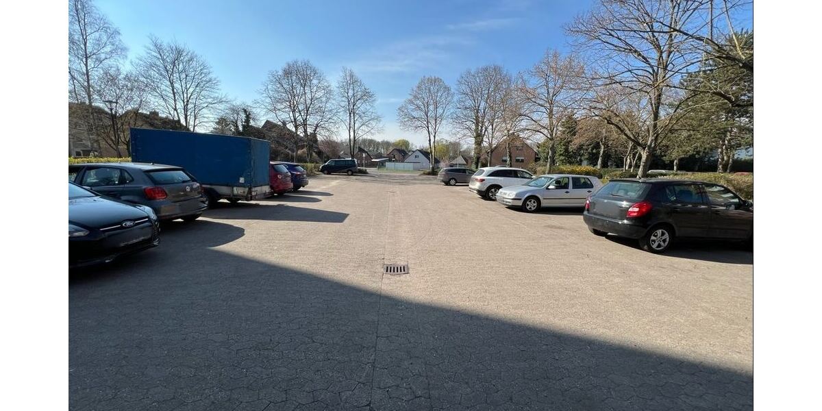 Parkplatz mit KfZ-Stellplätzen